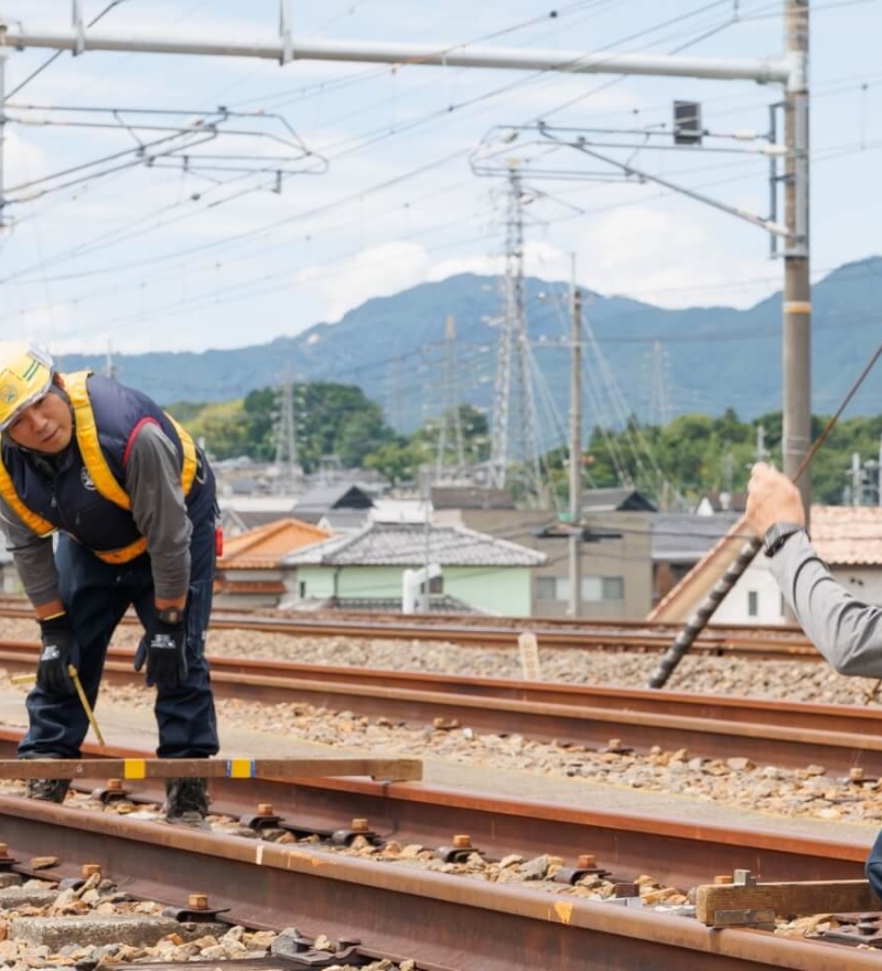 線路で作業をする画像